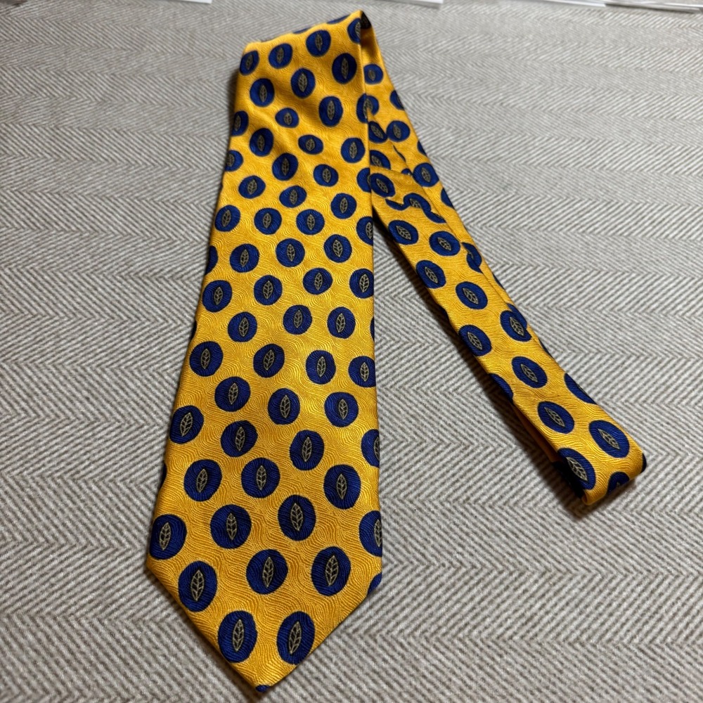 Tom James Mens Silk Necktie Yellow Navy Blue Gold Leaf Geometric Pattern Tie